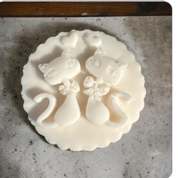 Handmade Soap - Goats Milk & Vanilla - Cat Pattern - Picture 3 of 5